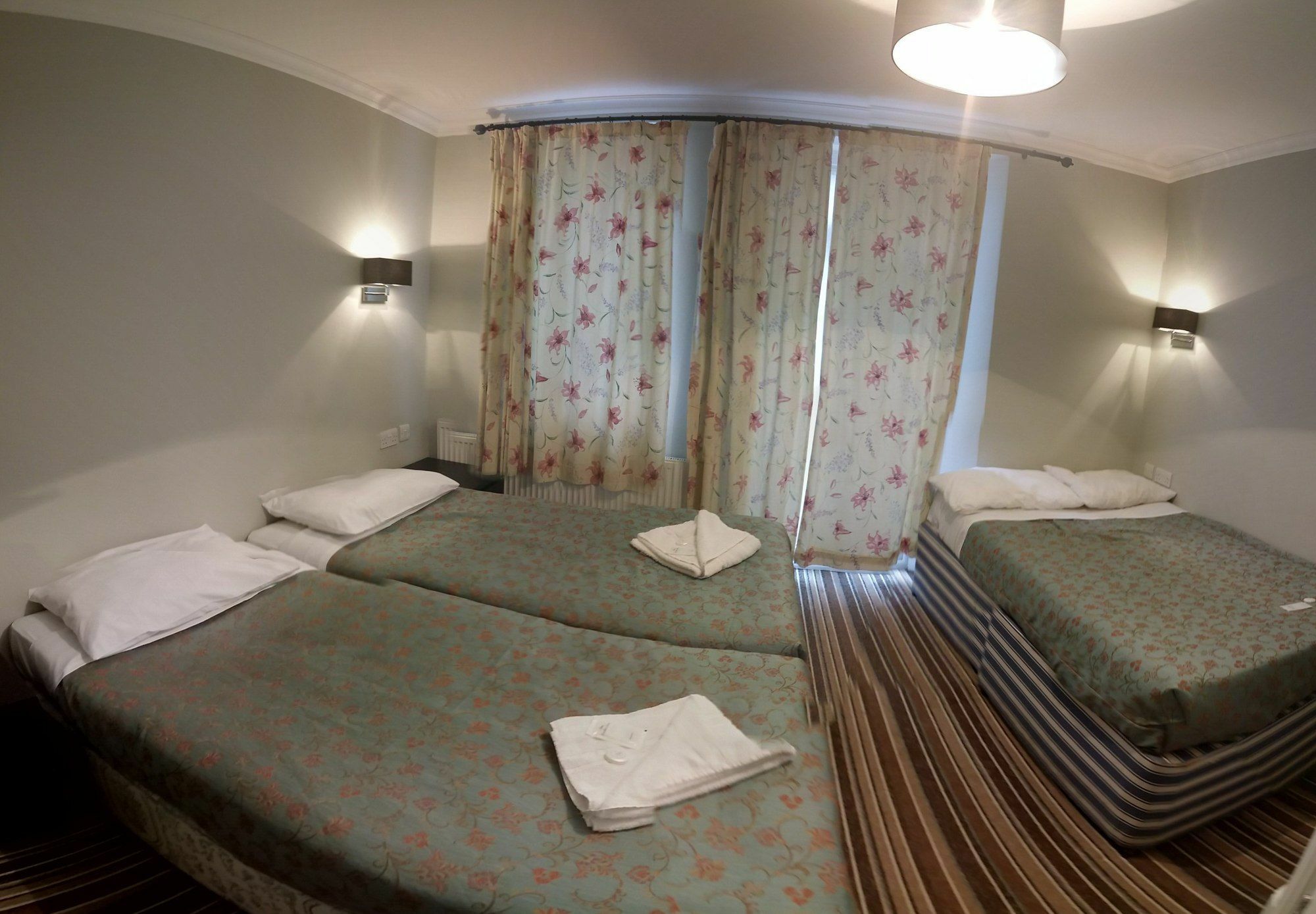 Plaza Hotel Лондон Экстерьер фото
